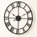Grande horloge murale à chiffres romains — vue de trois quarts