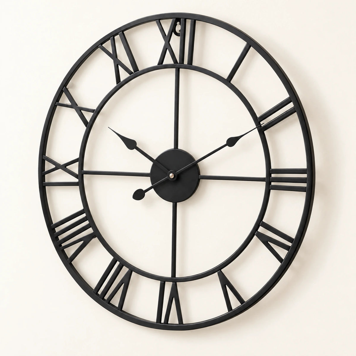 Grande horloge murale à chiffres romains — vue de trois quarts