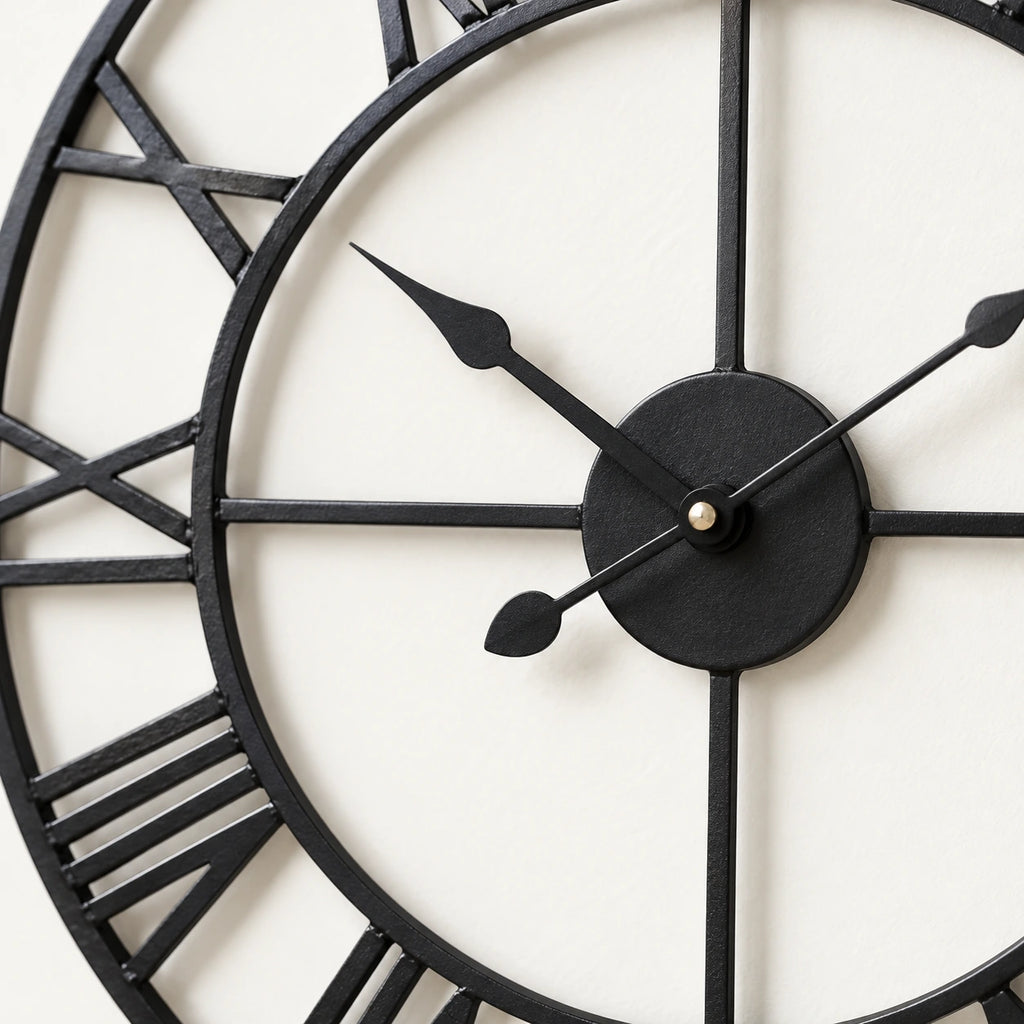 Grande horloge murale à chiffres romains — vue rapprochée