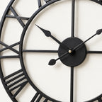 Grande horloge murale à chiffres romains — vue rapprochée