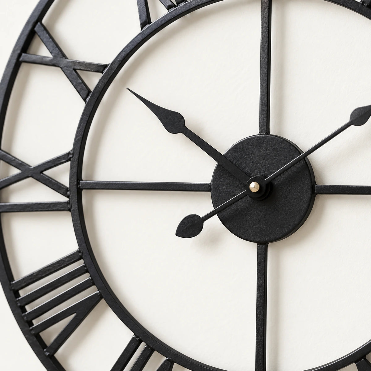 Grande horloge murale à chiffres romains — vue rapprochée
