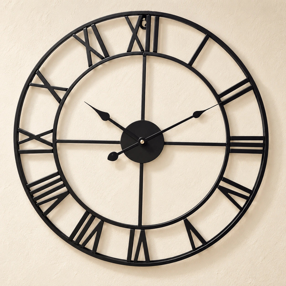 Grande horloge murale à chiffres romains — vue rapprochée sur mur
