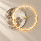 Grande horloge murale moderne avec LED — vue rapprochée sur mur