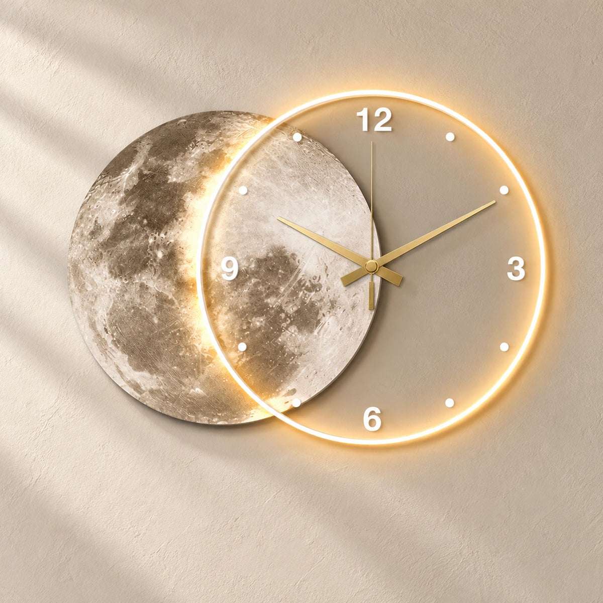 Grande horloge murale moderne avec LED — vue rapprochée sur mur