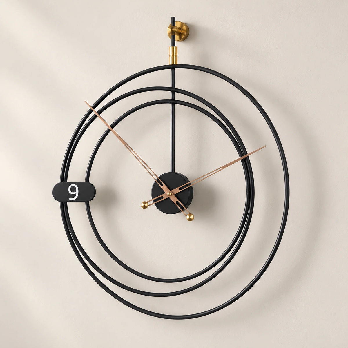 Horloge murale industrielle à cercles — 60 cm — vue de trois quarts