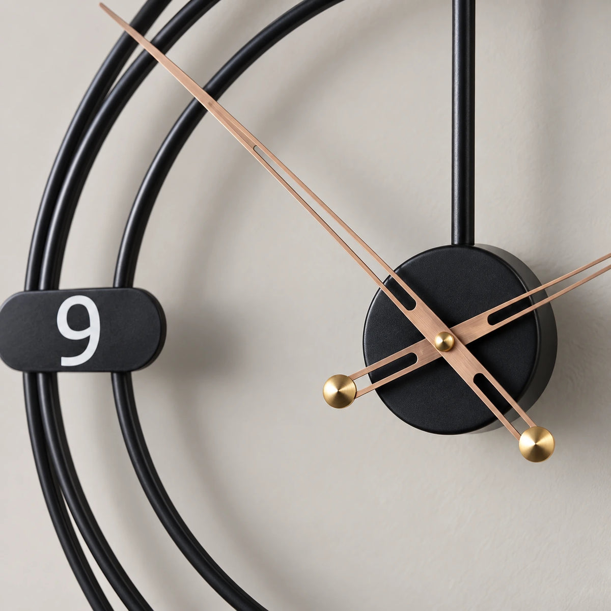 Horloge murale industrielle à cercles — 60 cm — vue rapprochée