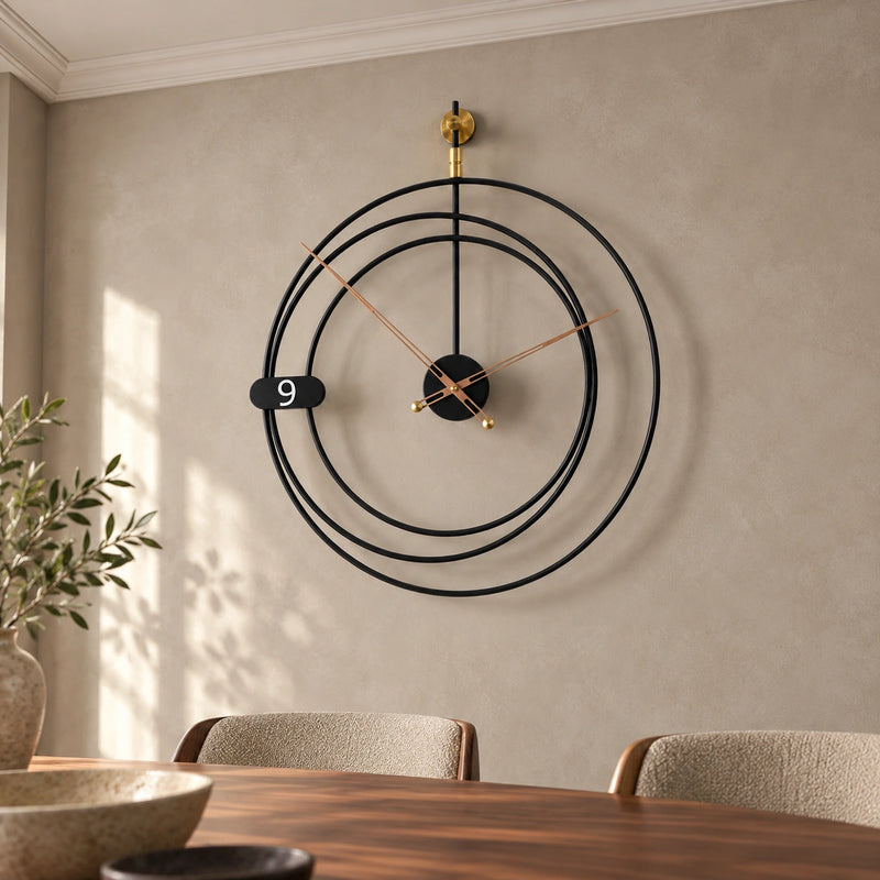 Horloge à cercles 60 cm — mise en situation en salle à manger