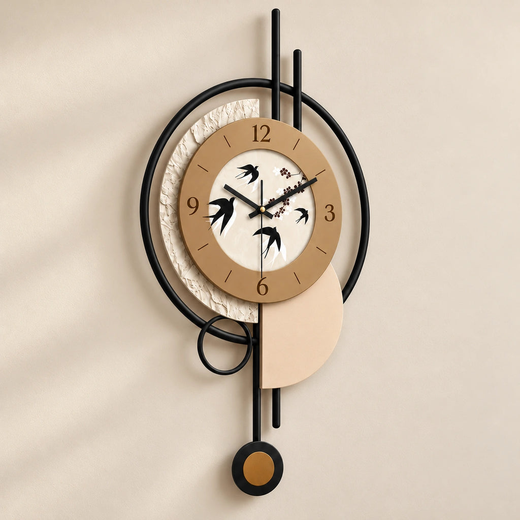 Horloge murale avec pendule et hirondelles — 70 cm — vue de trois quarts