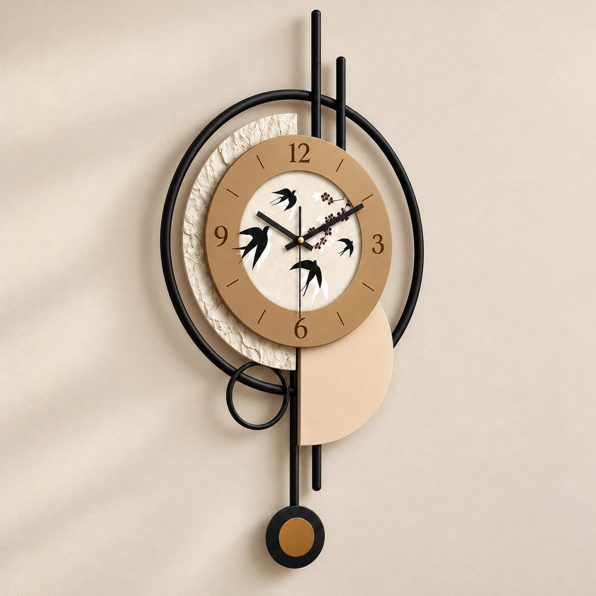 Horloge murale avec pendule et hirondelles — 70 cm — vue de trois quarts