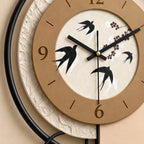 Horloge murale avec pendule et hirondelles — 70 cm — vue rapprochée