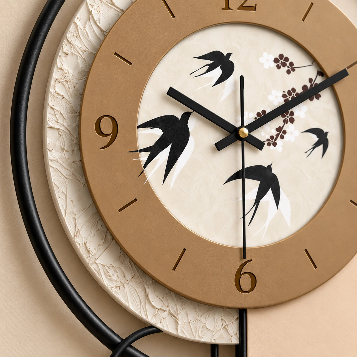 Horloge murale avec pendule et hirondelles — 70 cm — vue rapprochée