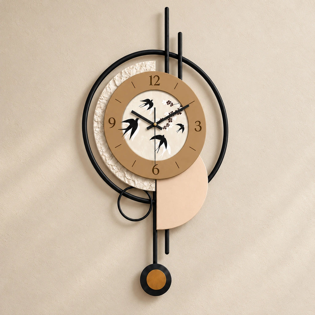 Horloge murale avec pendule et hirondelles — 70 cm — vue rapprochée sur mur