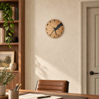 Horloge murale en bois et bambou — 30 cm — mise en situation à échelle corrigée