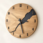 Horloge murale en bois et bambou — 30 cm — vue de trois quarts