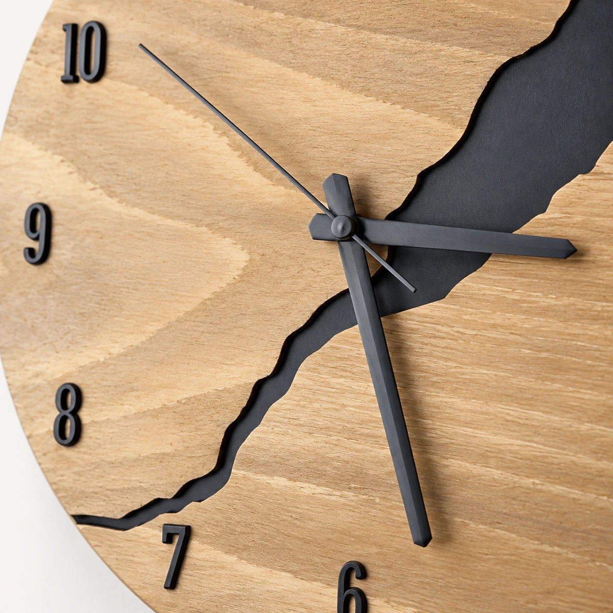 Horloge murale en bois et bambou — 30 cm — vue rapprochée