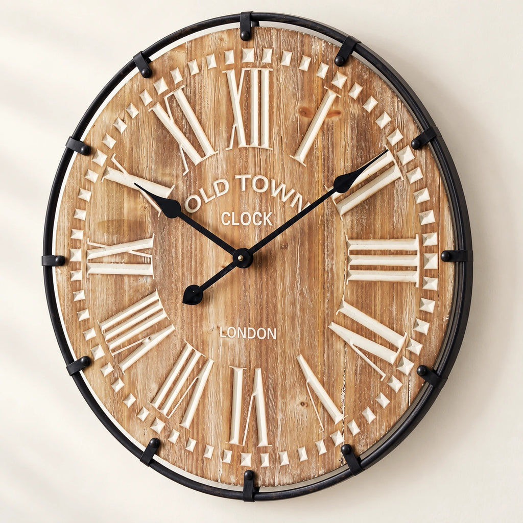 Horloge murale industrielle en bois et métal — vue de trois quarts