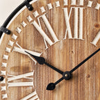 Horloge murale industrielle en bois et métal — vue rapprochée