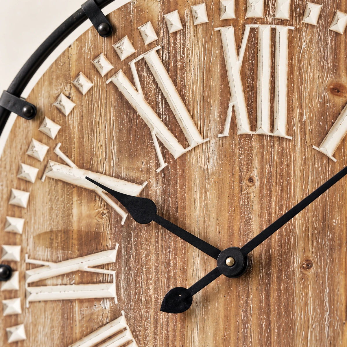 Horloge murale industrielle en bois et métal — vue rapprochée