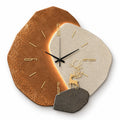 Horloge LED orange à motif cerf — vue studio