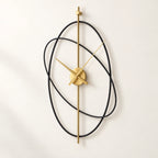 Horloge murale design à anneaux en métal — vue de trois quarts