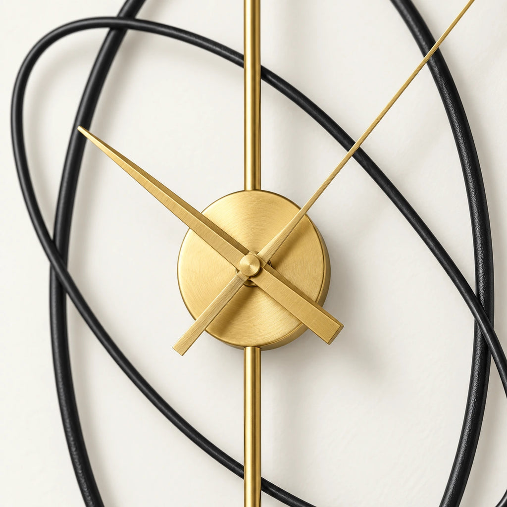 Horloge murale design à anneaux en métal — vue rapprochée