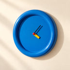 Horloge murale design à cadran coloré — vue de trois quarts