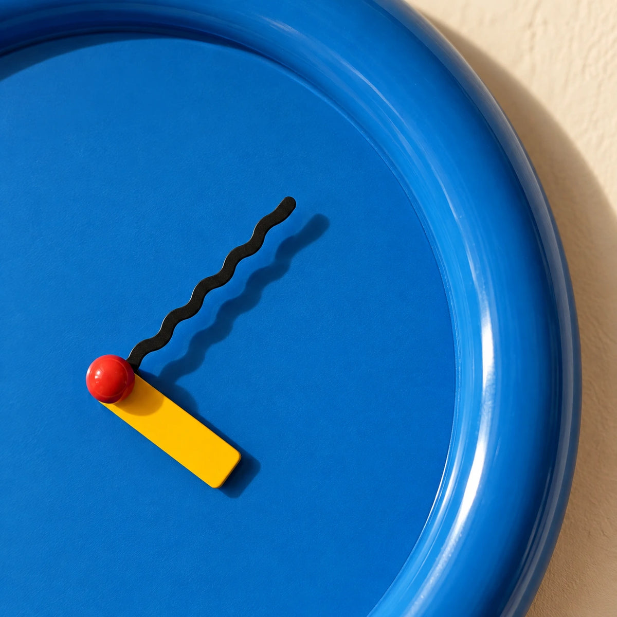Horloge murale design à cadran coloré — vue rapprochée