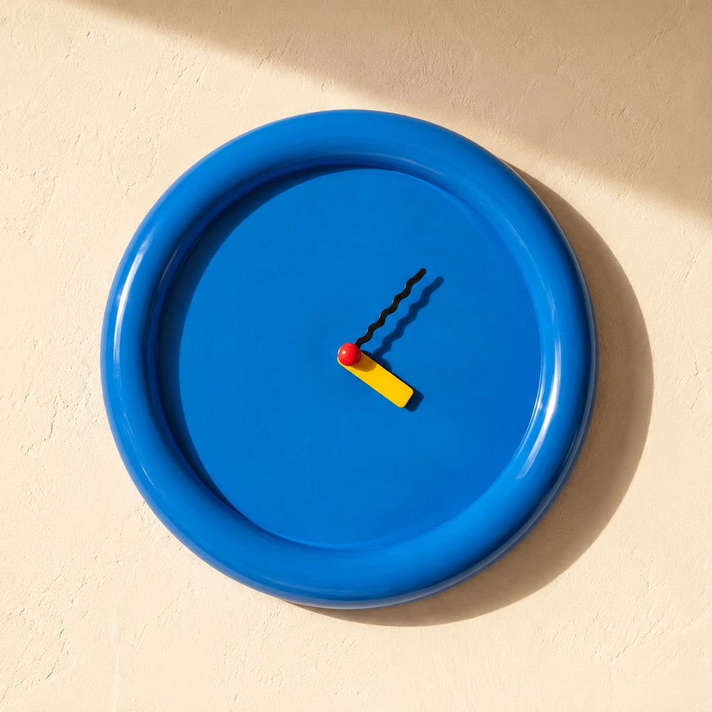 Horloge murale design à cadran coloré — vue rapprochée sur mur