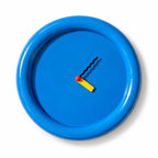 Horloge bleue à aiguilles colorées — vue studio