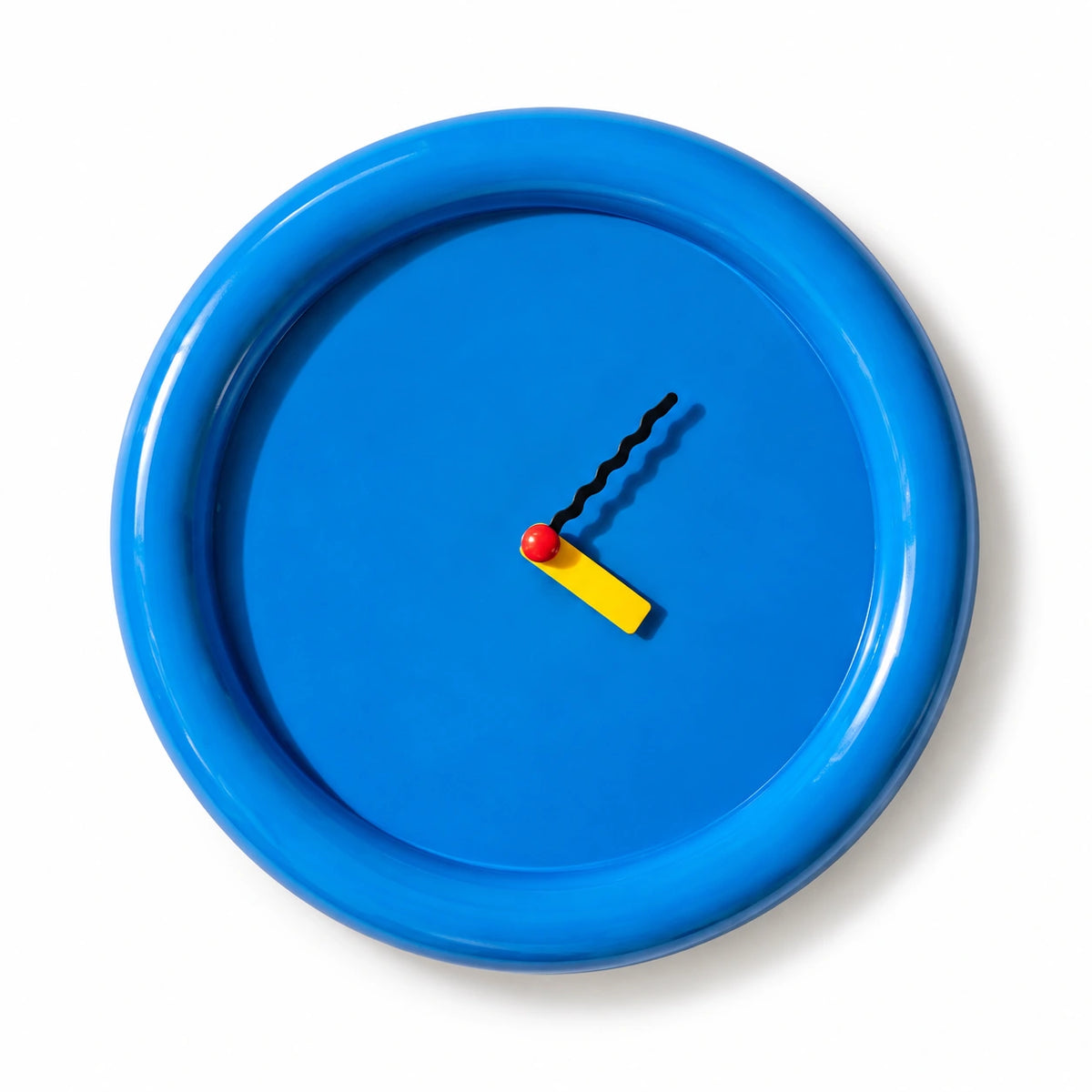 Horloge bleue à aiguilles colorées — vue studio
