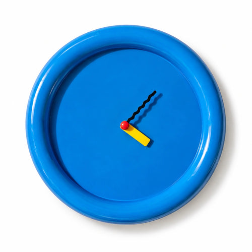Horloge bleue à aiguilles colorées — vue studio