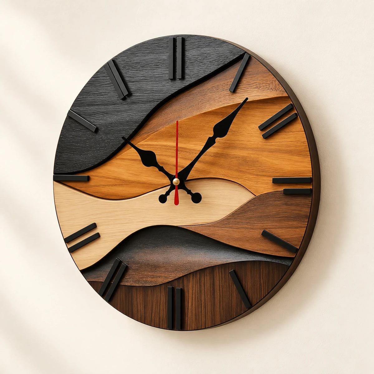 Horloge murale effet bois en strates — 25 cm — vue de trois quarts