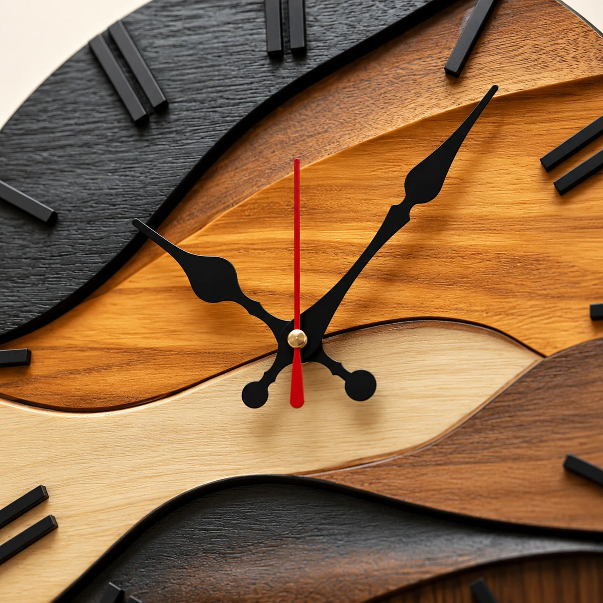 Horloge murale effet bois en strates — 25 cm — vue rapprochée
