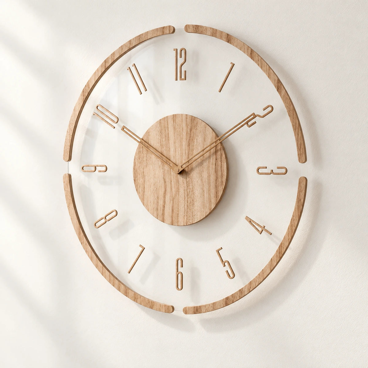 Horloge murale en bois minimaliste — vue de trois quarts