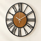 Horloge murale bois et métal à chiffres romains — 40 cm — vue de trois quarts