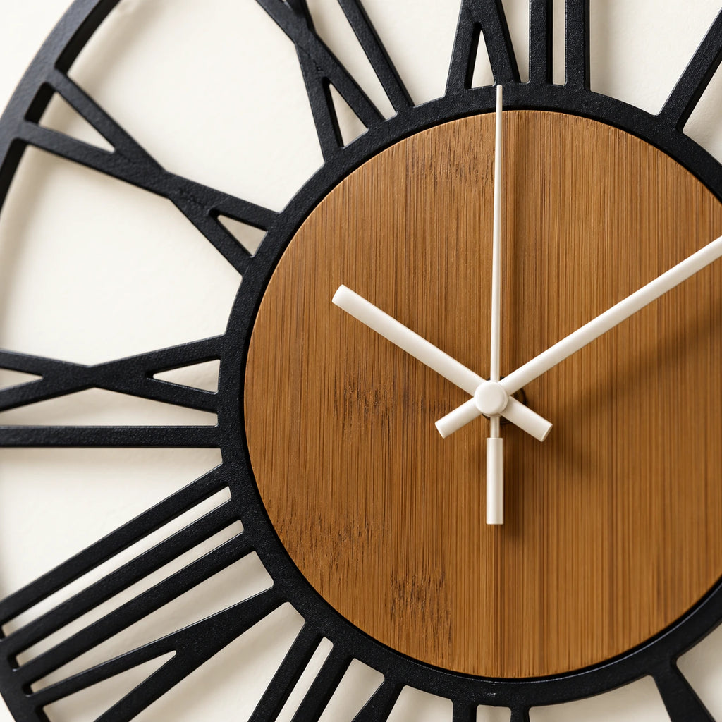 Horloge murale bois et métal à chiffres romains — 40 cm — vue rapprochée
