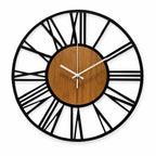 Horloge bois et métal à chiffres romains — vue studio