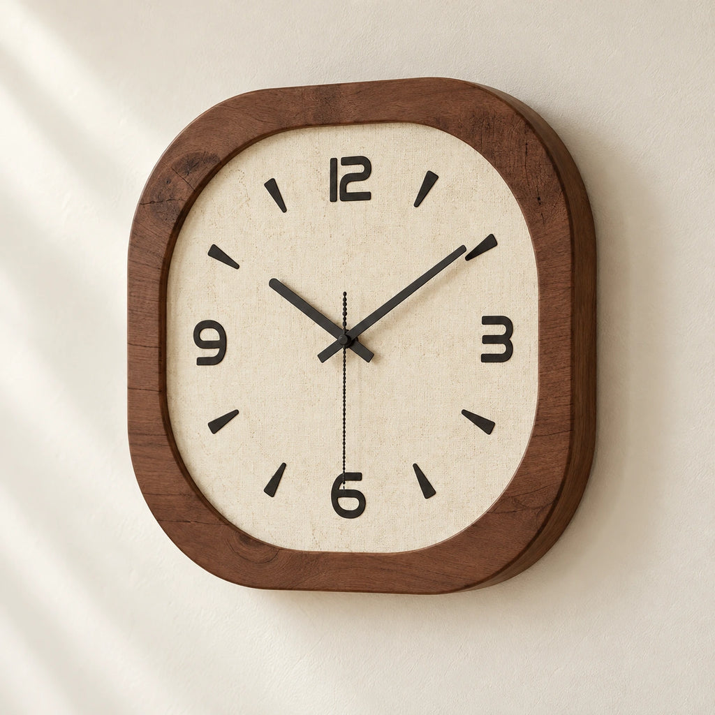 Horloge murale carrée en bois — vue de trois quarts