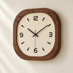 Horloge murale carrée en bois — vue de trois quarts