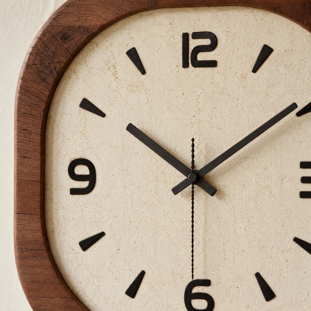 Horloge murale carrée en bois — vue rapprochée