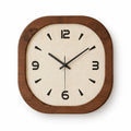 Horloge murale carrée en bois — vue studio