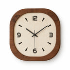 Horloge murale carrée en bois — vue studio