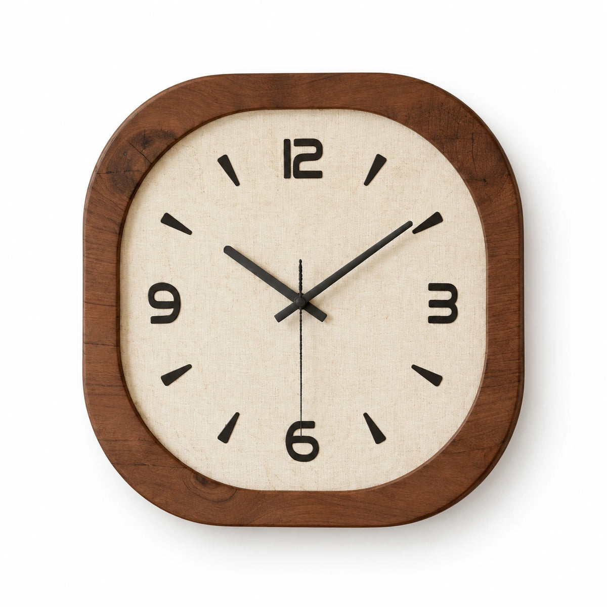 Horloge murale carrée en bois — vue studio