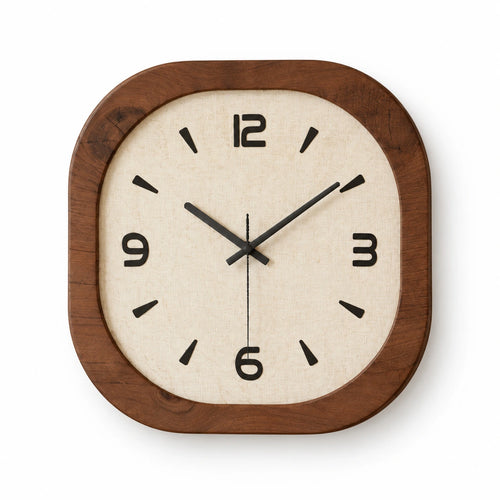 Horloge murale carrée en bois — vue studio