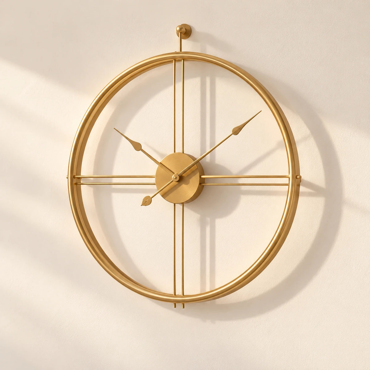 Horloge murale design à cercle ouvert — vue de trois quarts
