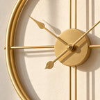 Horloge murale design à cercle ouvert — vue rapprochée