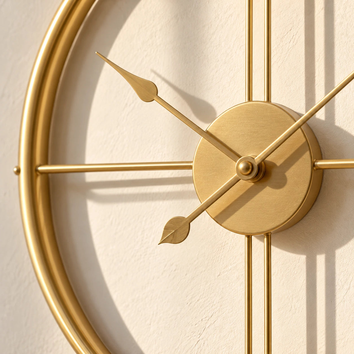 Horloge murale design à cercle ouvert — vue rapprochée