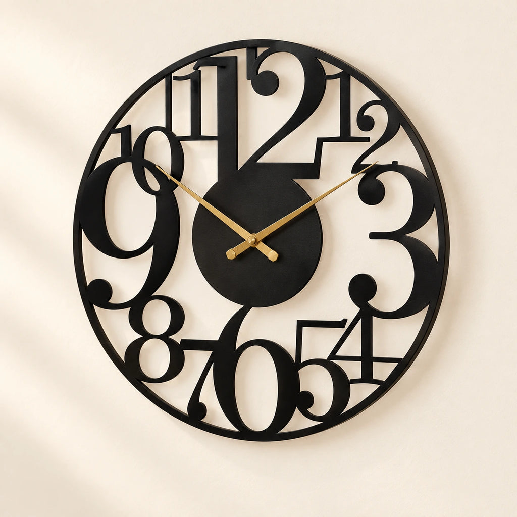 Horloge murale circulaire en métal — 60 cm — vue de trois quarts