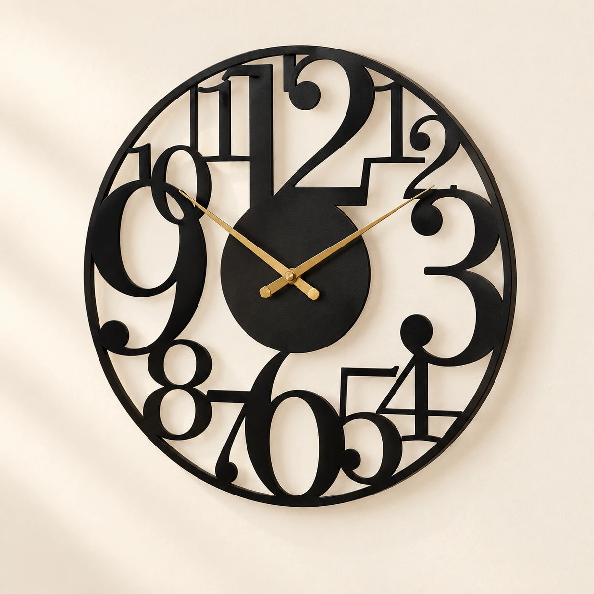 Horloge murale circulaire en métal — 60 cm — vue de trois quarts