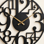 Horloge murale circulaire en métal — 60 cm — vue rapprochée